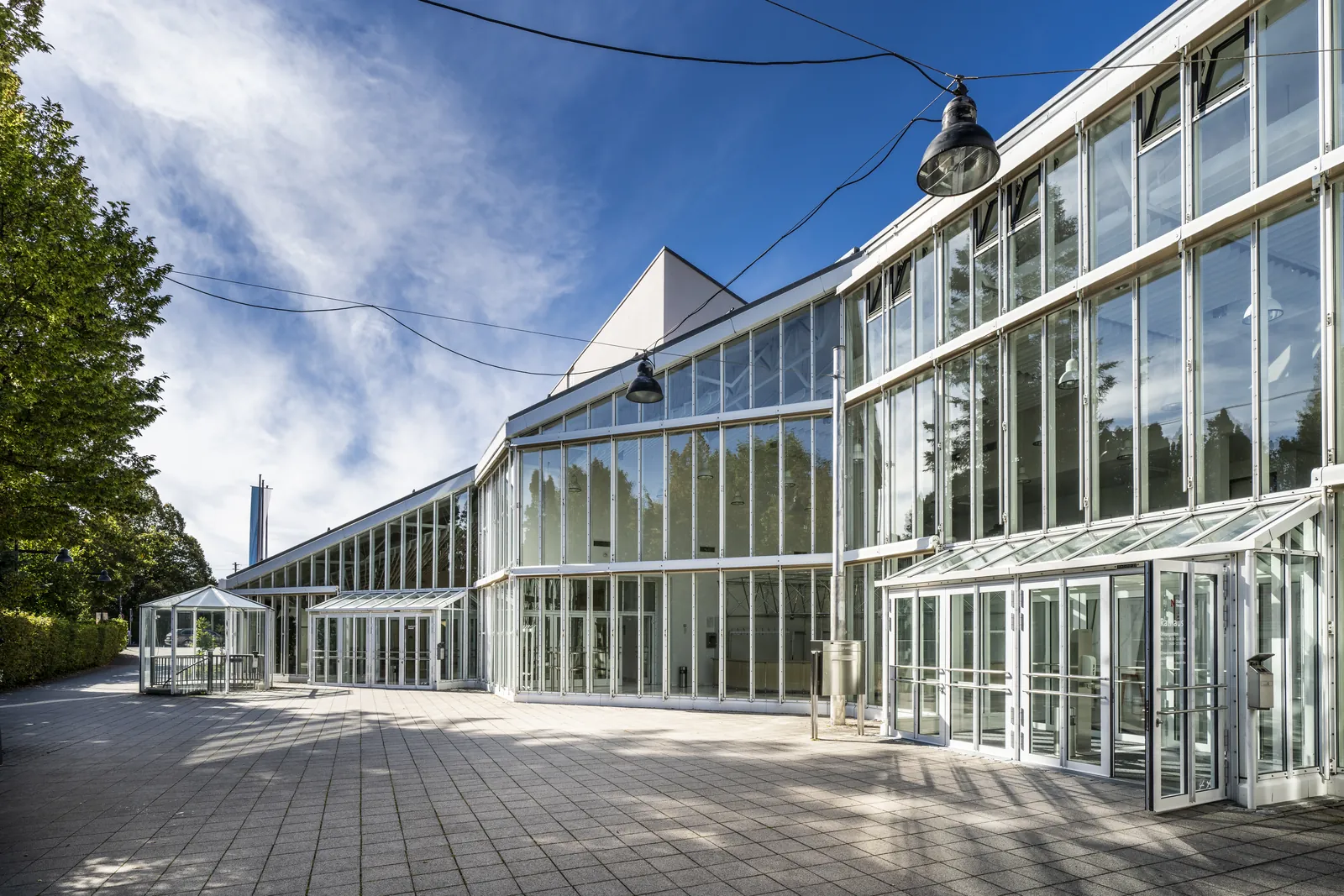Stadthalle Neusäß, Außenansicht der verglasten Foyerfront mit Eingang