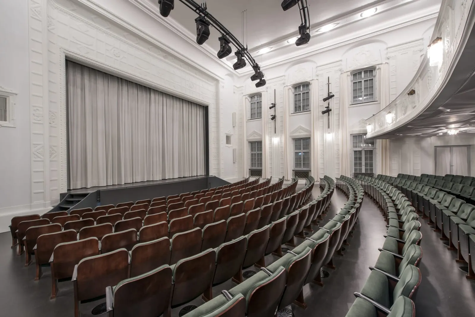 Stadttheater Langenthal, Blick von den hinteren Sitzreihen über das leere Parkett auf die Bühne mit geschlossenem Vorhang